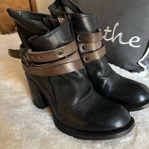 Black Freebird BLAZE with tan straps, GORGEOUS BOOTS & comfy ❣️new condition!!